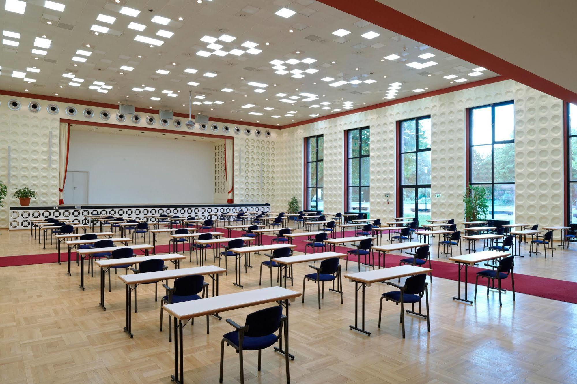 Commundo Tagungshotel Нойс Экстерьер фото