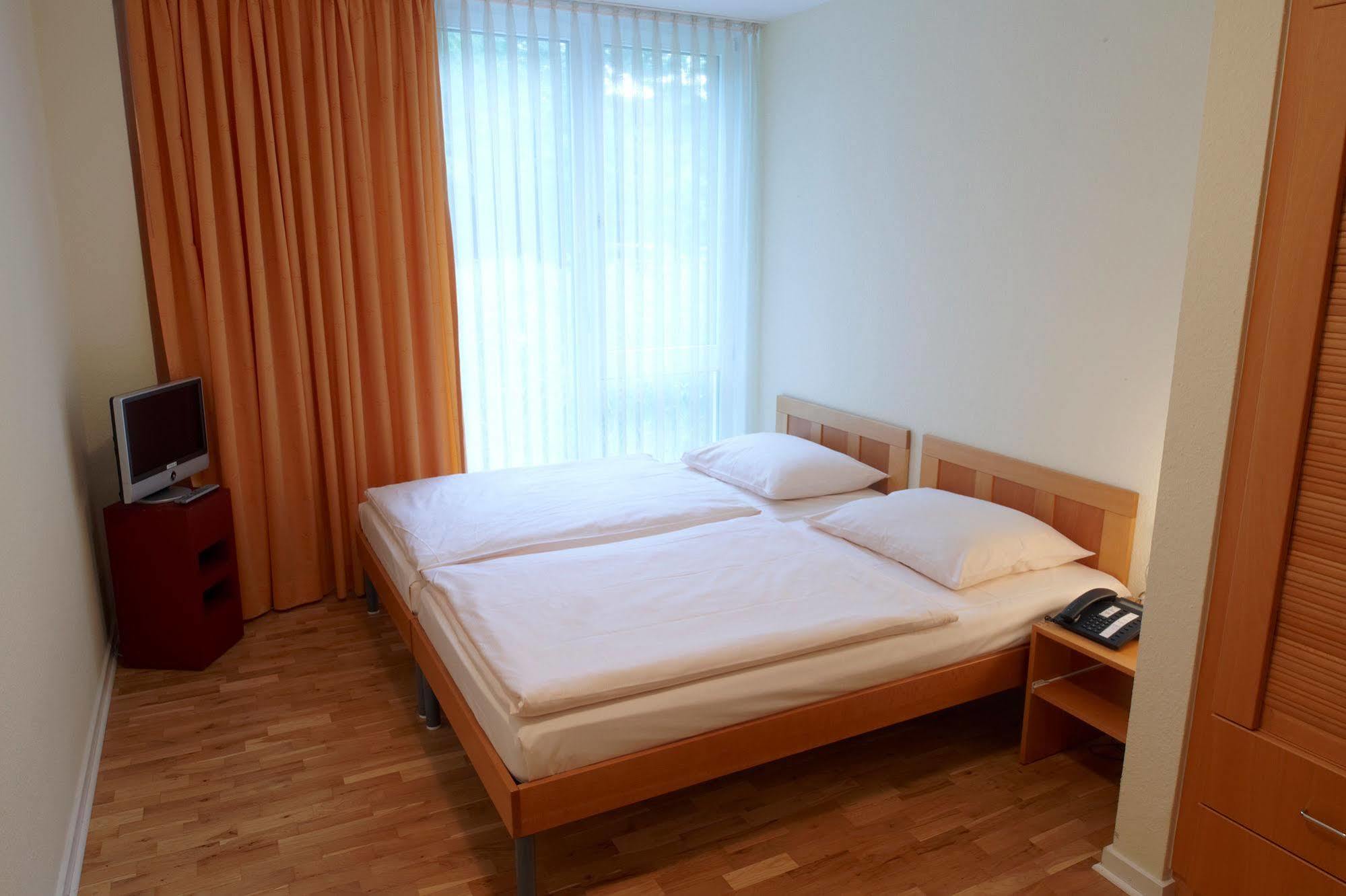Commundo Tagungshotel Нойс Экстерьер фото