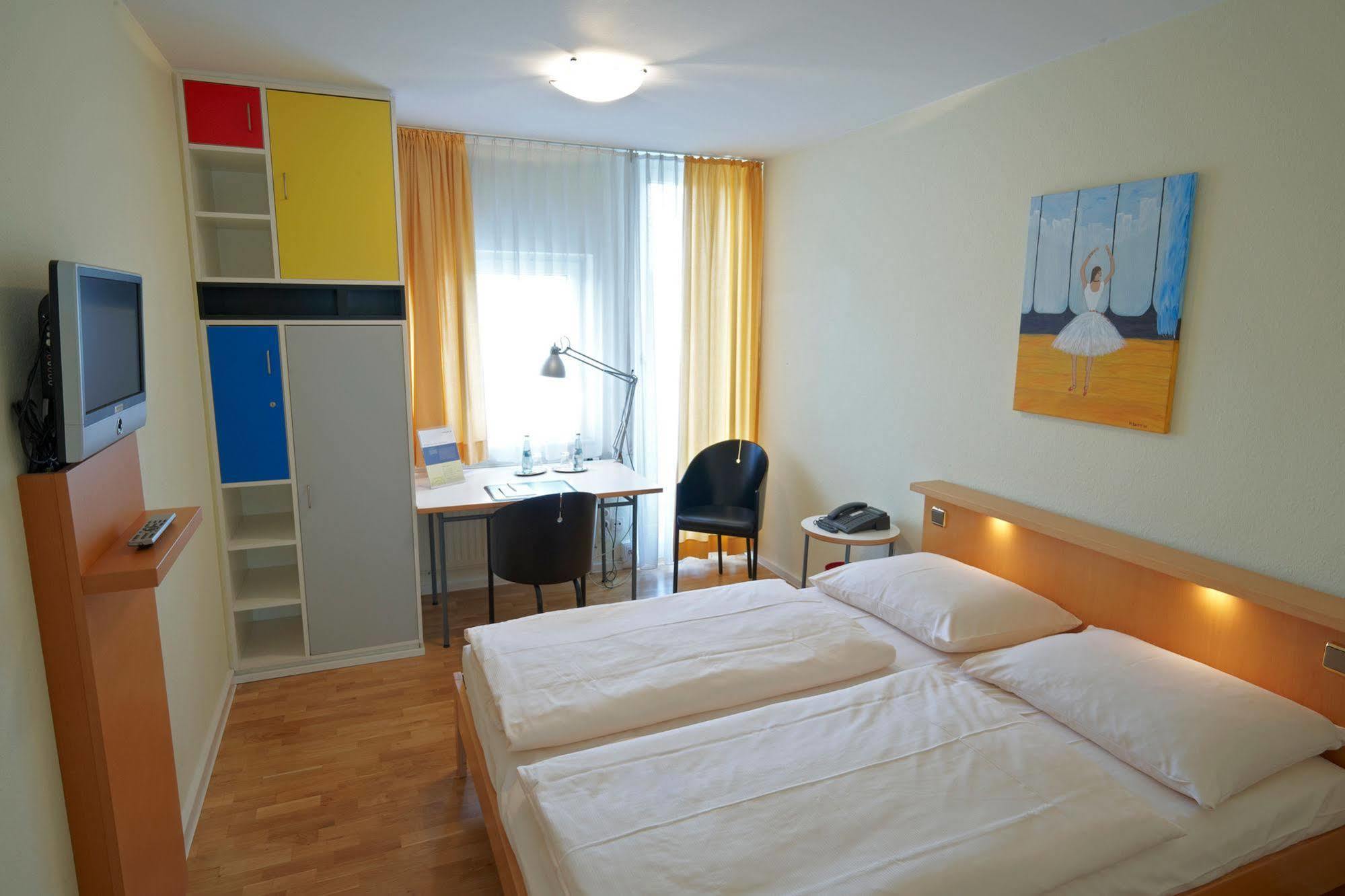 Commundo Tagungshotel Нойс Экстерьер фото